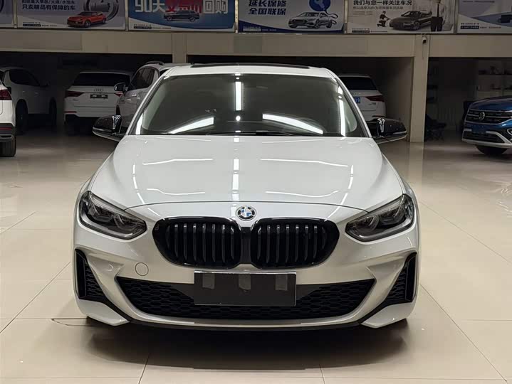 BMW 1 серии 2023 120i M Sport Shadow фото 2