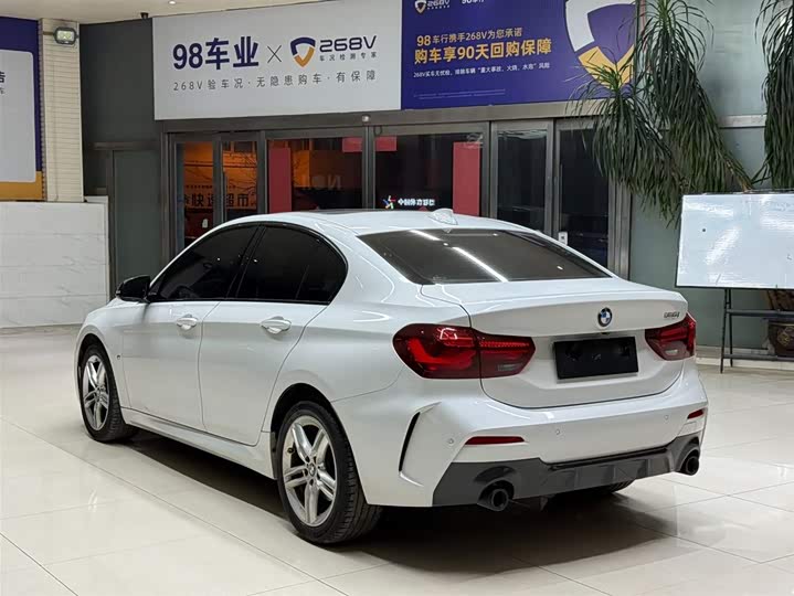 BMW 1 серии 2023 120i M Sport Shadow фото 6