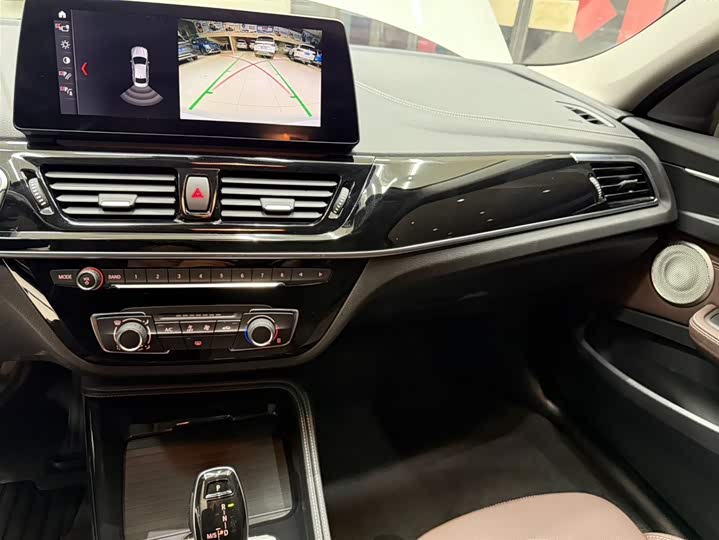 BMW 1 серии 2023 120i M Sport Shadow фото 12