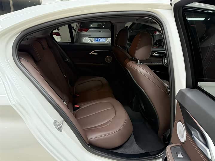 BMW 1 серии 2023 120i M Sport Shadow фото 21
