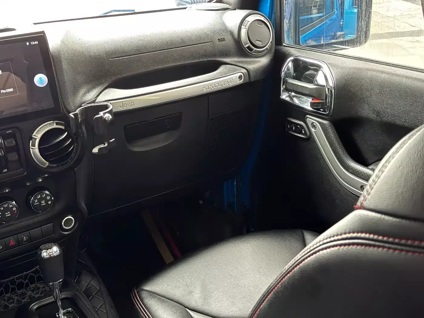 Jeep Wrangler 2015 2.8TD Sahara 4-Door Comfort Edition фото 13