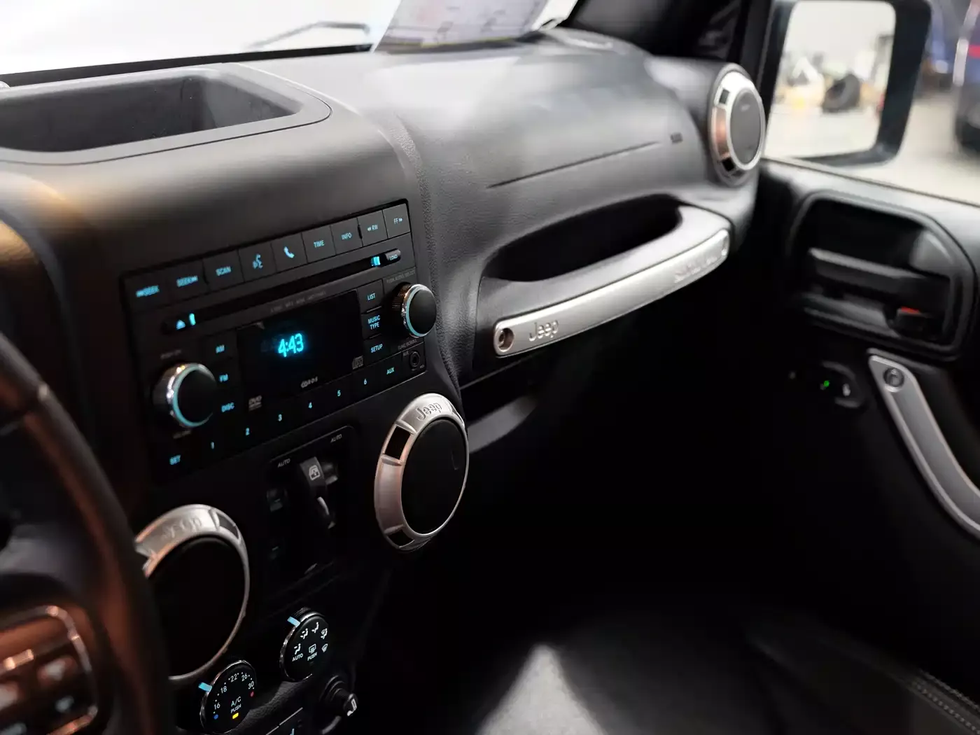 Jeep Wrangler 2017 3.0L Sahara 4-Door Comfort Edition фото 9