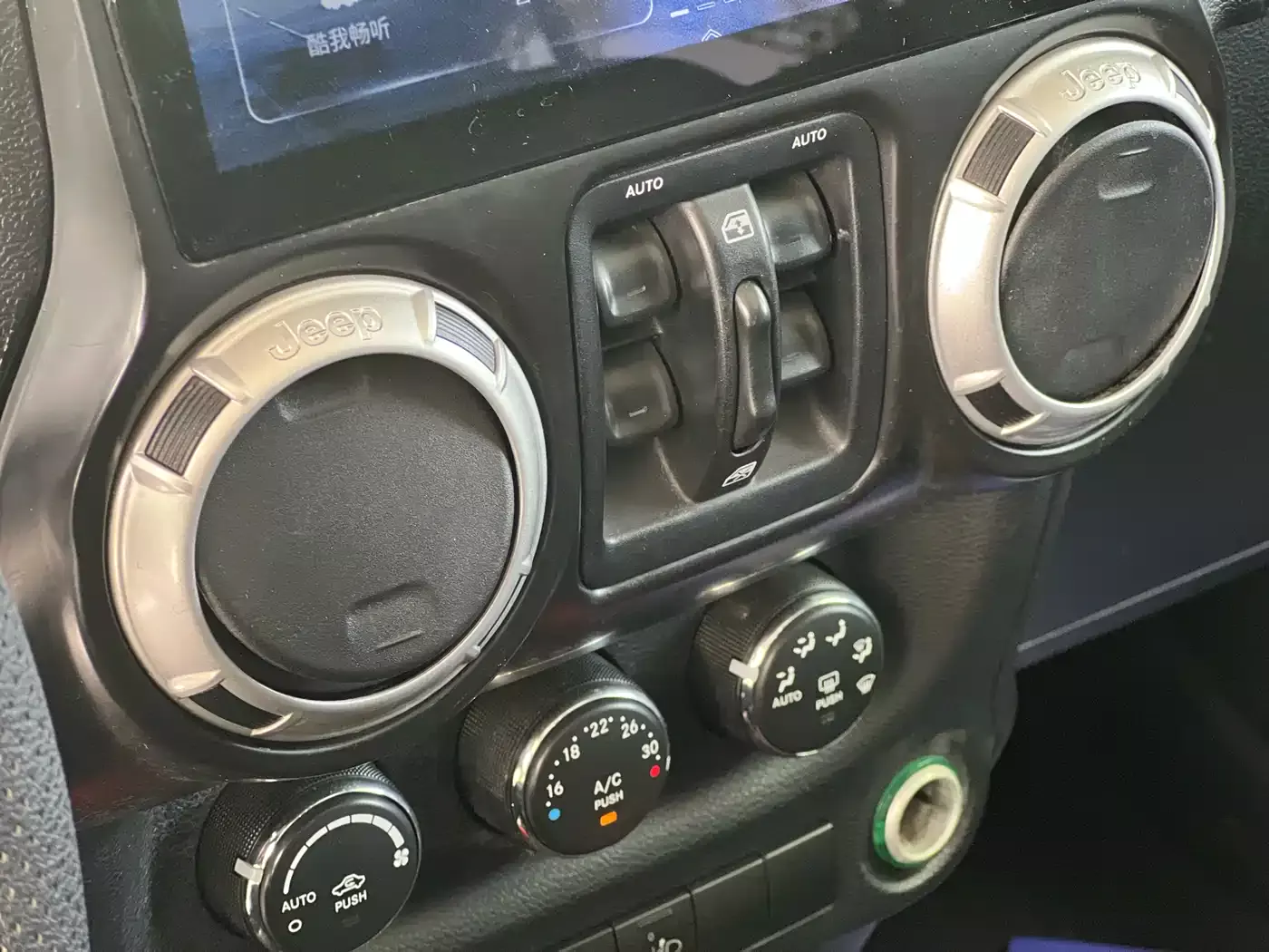Jeep Wrangler 2015 3.0L Sahara 4-Door Comfort Edition фото 8