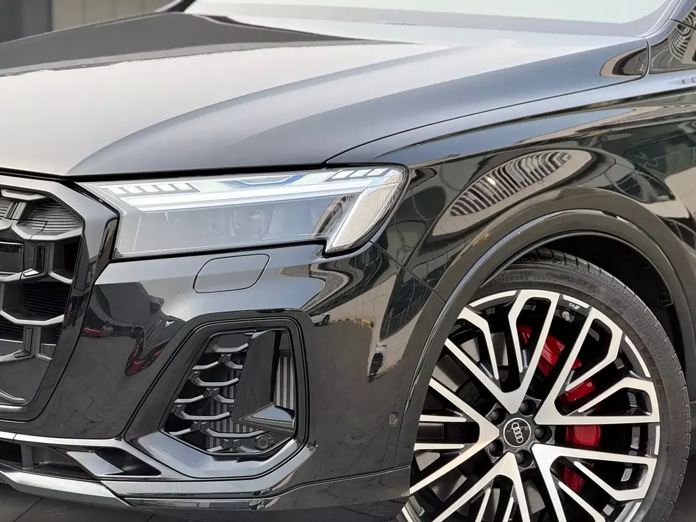 Audi SQ7 2024 4.0 TFSI фото 2