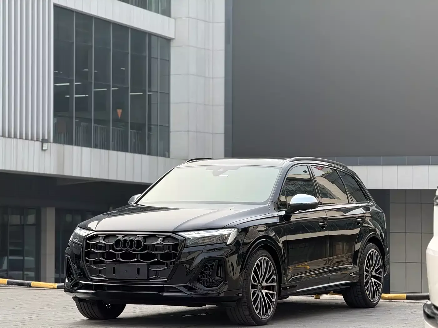 Audi SQ7 2024 4.0 TFSI фото 6
