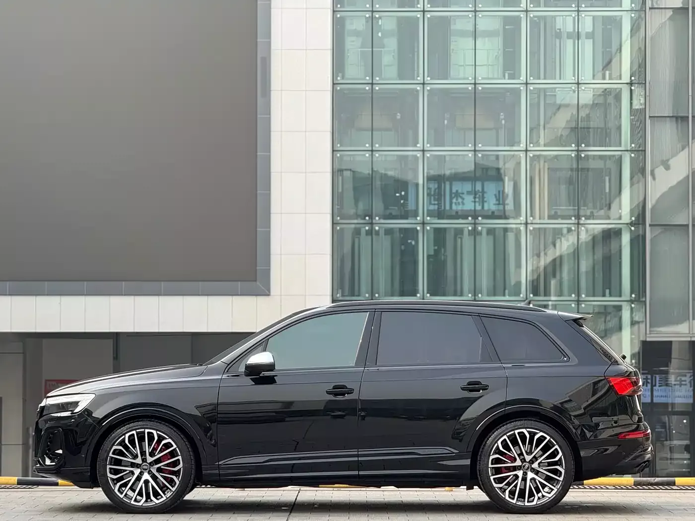 Audi SQ7 2024 4.0 TFSI фото 7