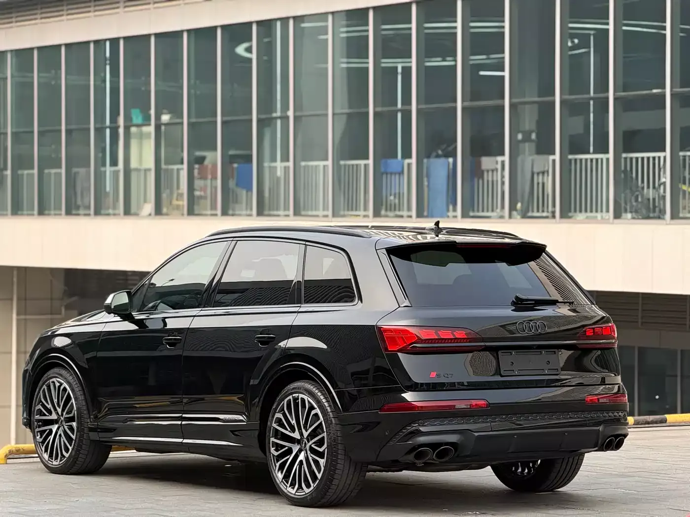 Audi SQ7 2024 4.0 TFSI фото 8