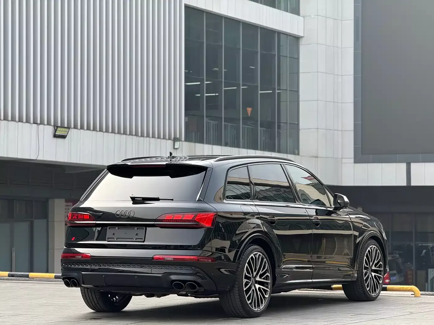 Audi SQ7 2024 4.0 TFSI фото 9