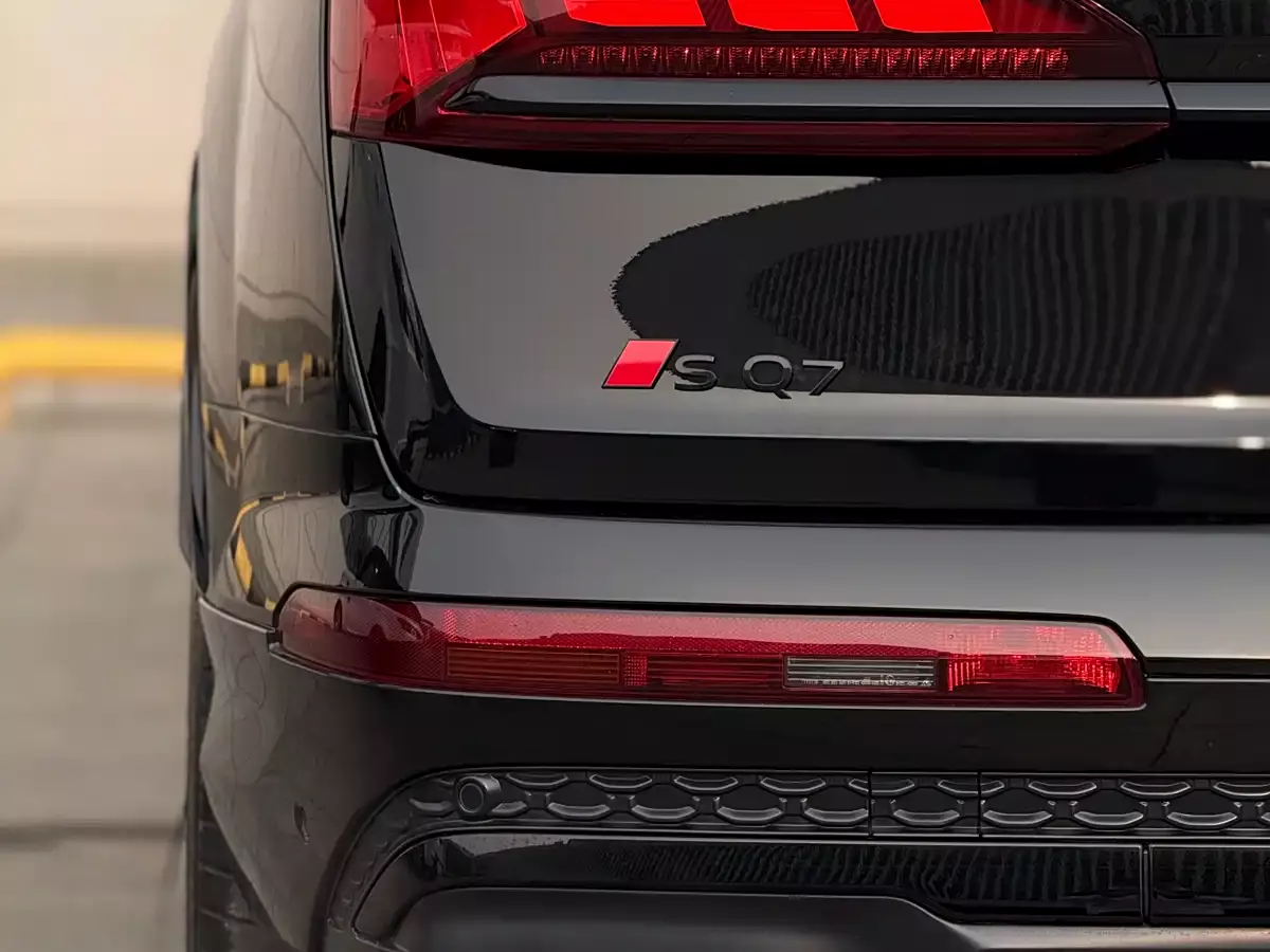 Audi SQ7 2024 4.0 TFSI фото 11