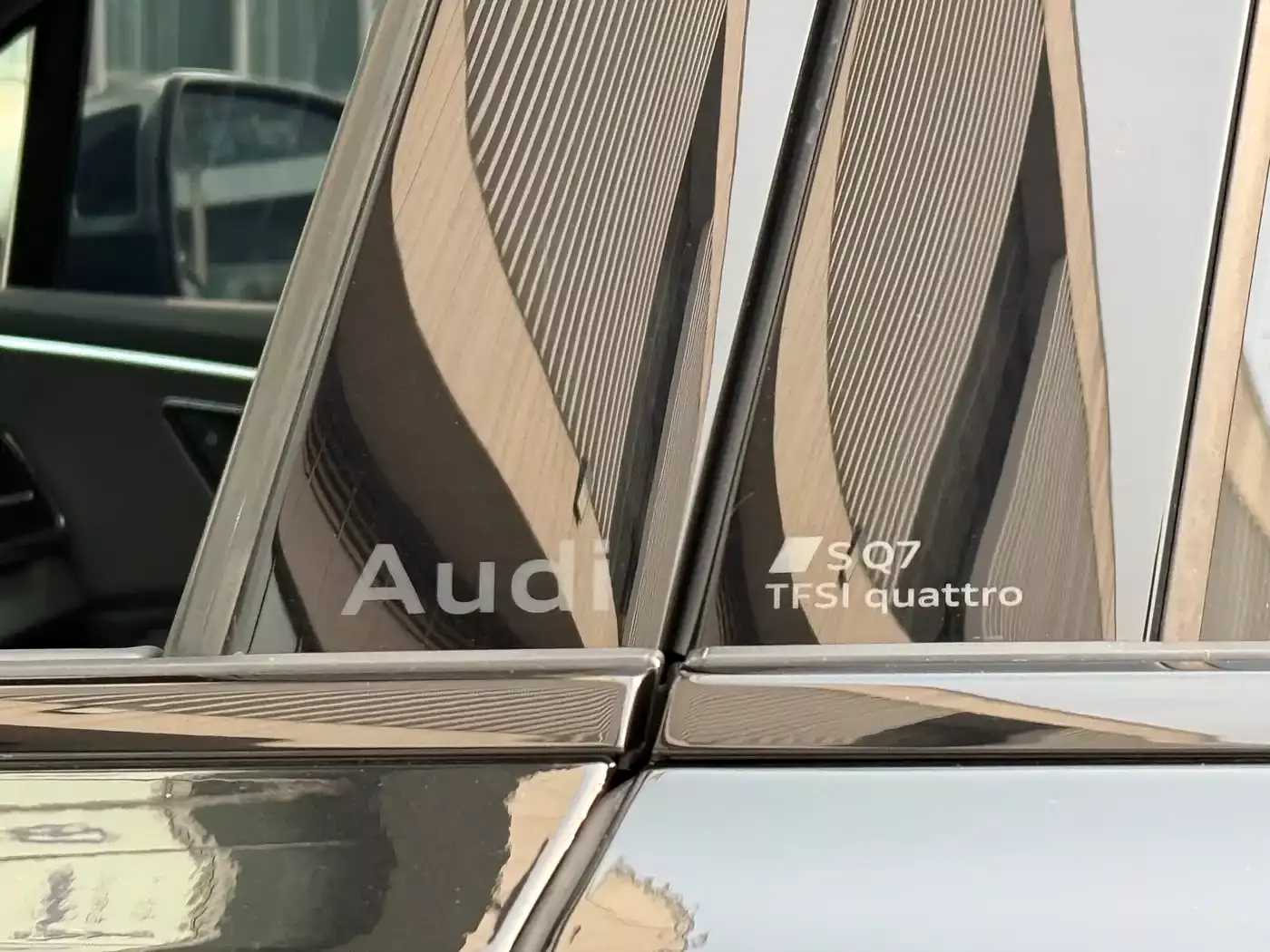 Audi SQ7 2024 4.0 TFSI фото 13