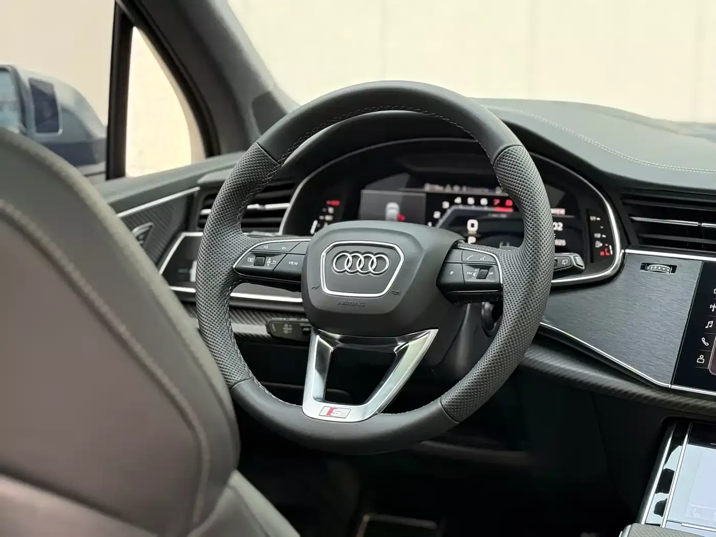 Audi SQ7 2024 4.0 TFSI фото 15