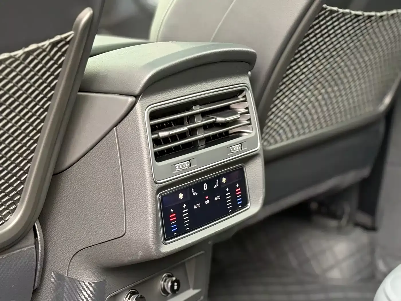Audi SQ7 2024 4.0 TFSI фото 20