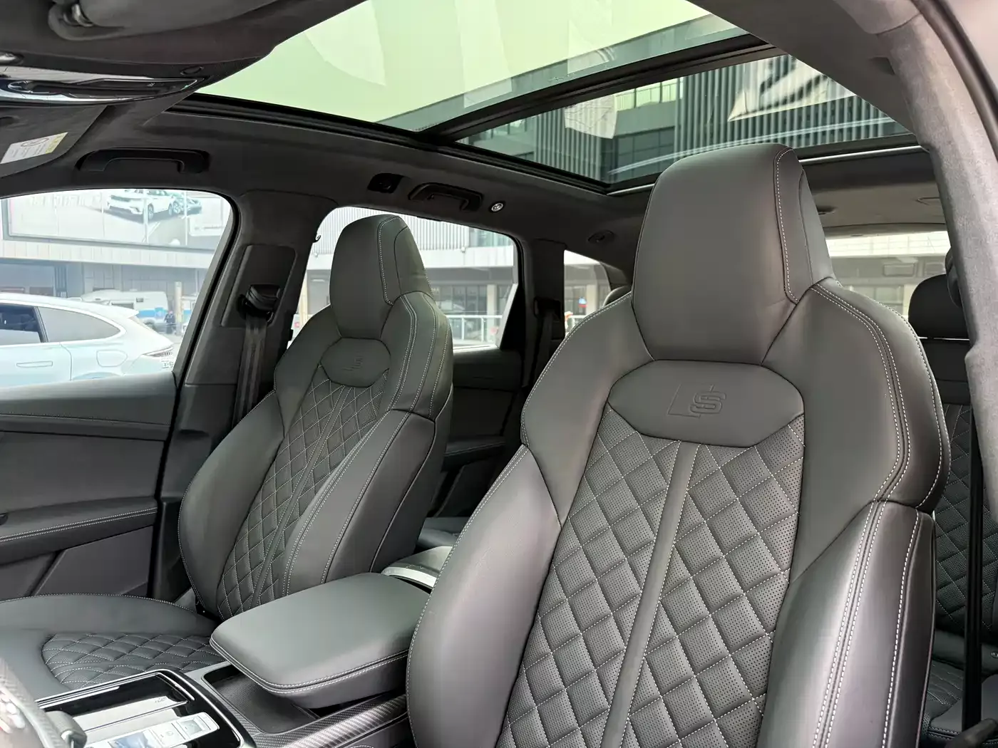 Audi SQ7 2024 4.0 TFSI фото 21