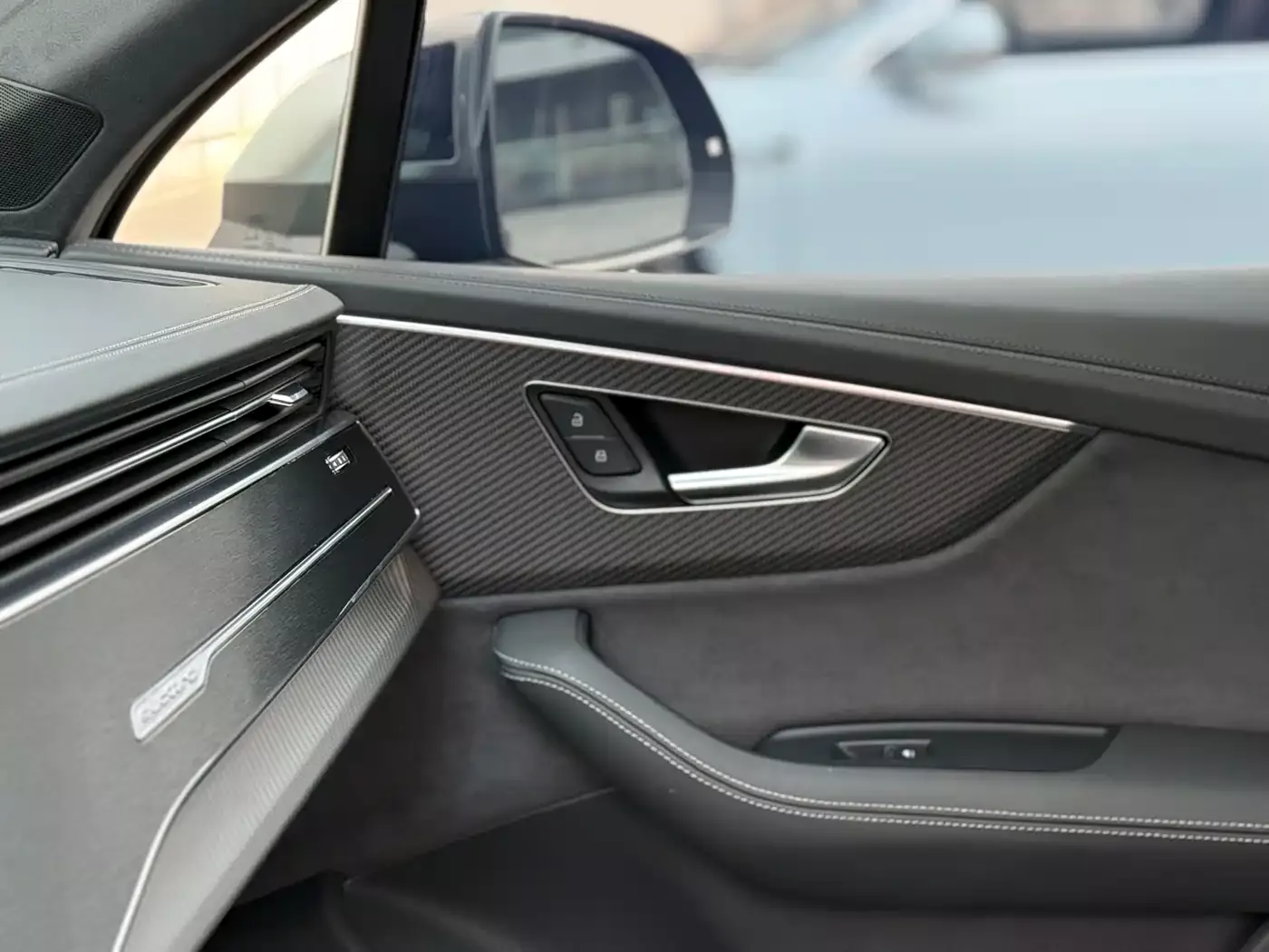 Audi SQ7 2024 4.0 TFSI фото 22