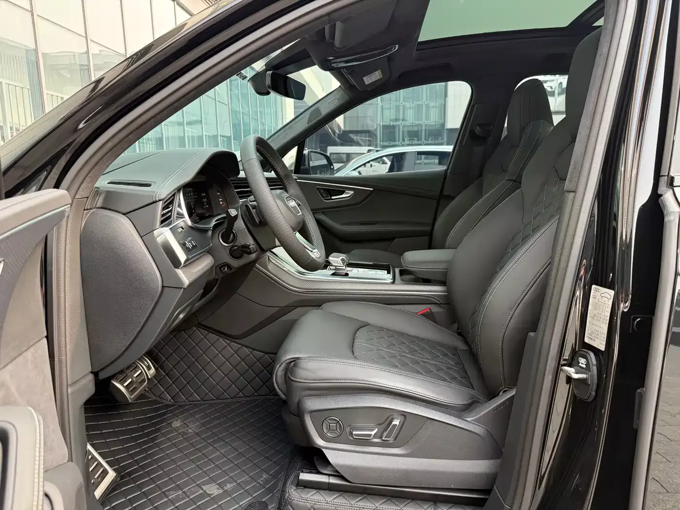 Audi SQ7 2024 4.0 TFSI фото 23