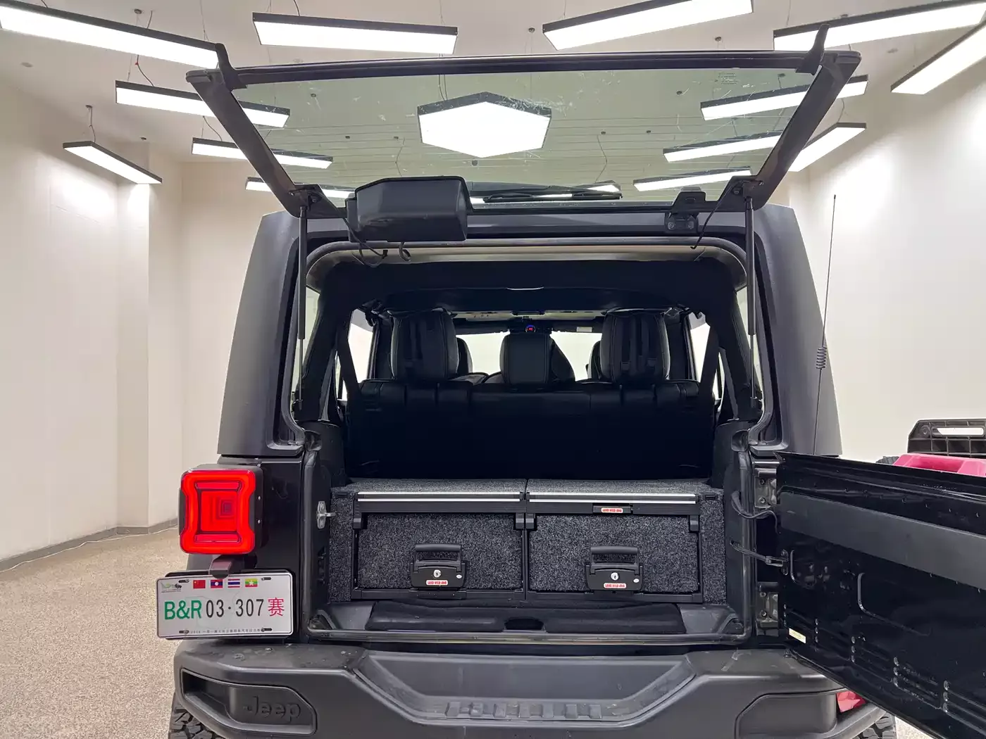 Jeep Wrangler 2017 3.6L Rubicon 4-Door Comfort Edition фото 30