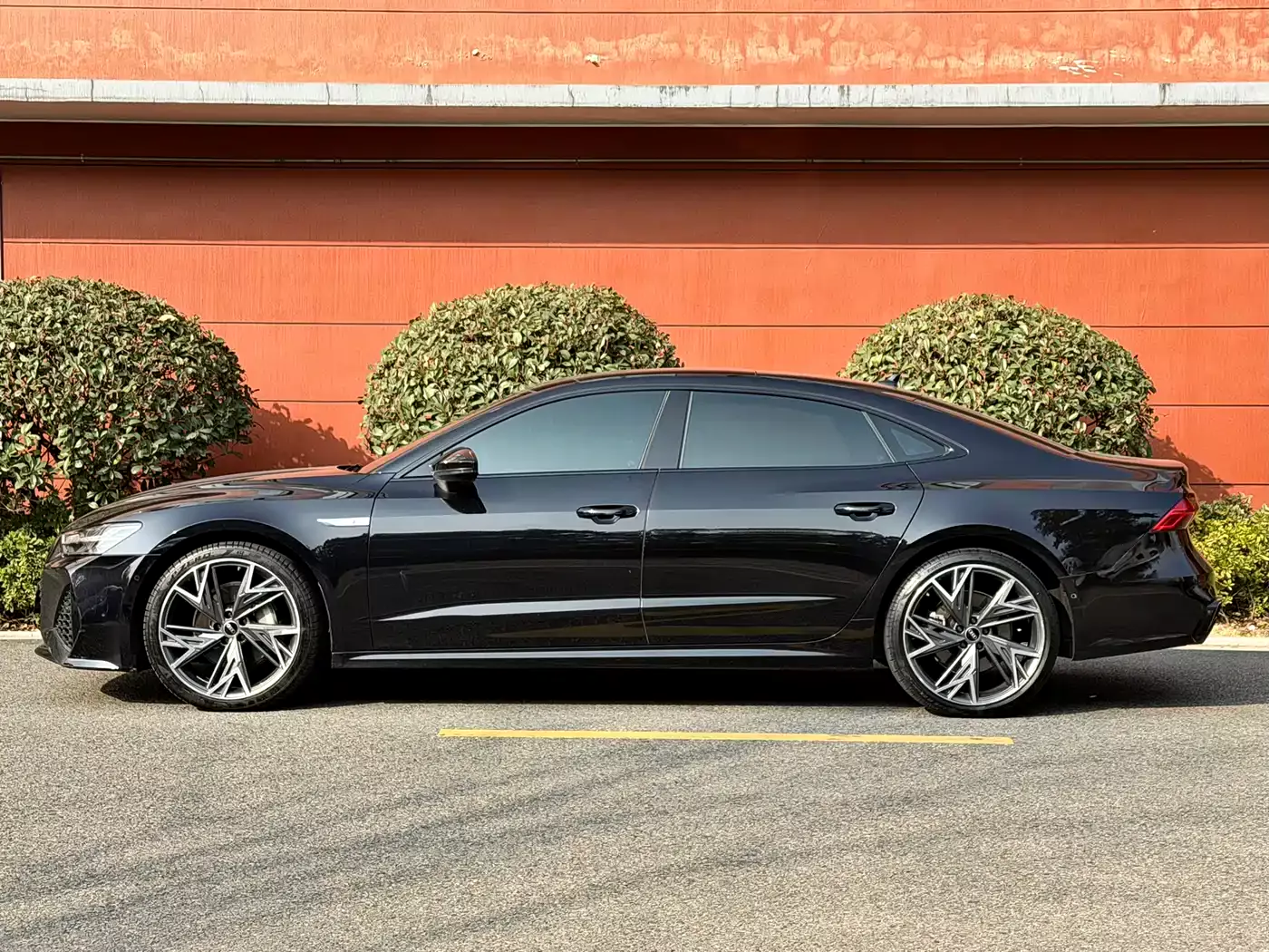 Audi A7L 2024 45 TFSI quattro S-line Black Warrior Edition фото 13