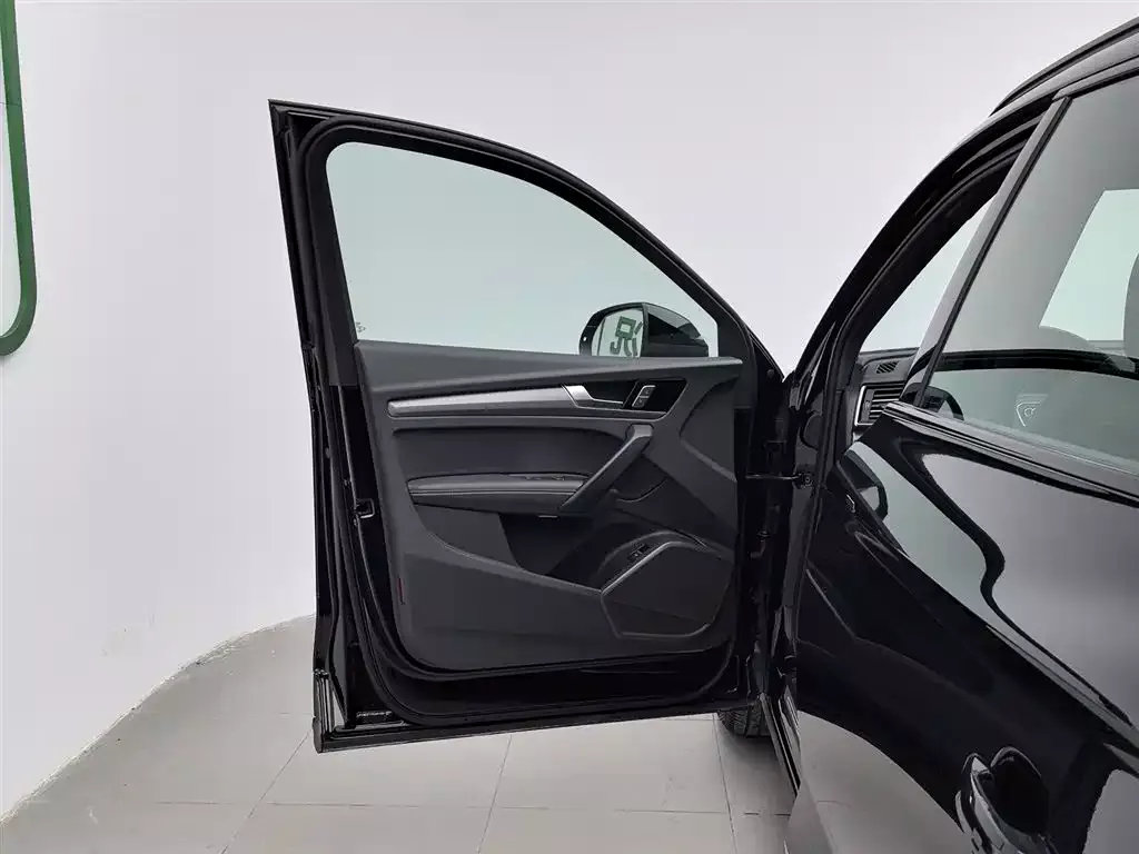 Audi Q5L 2025 45th Anniversary Edition 40 TFSI Dynamic Fashion фото 8