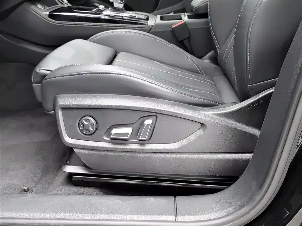 Audi Q5L 2025 45th Anniversary Edition 40 TFSI Dynamic Fashion фото 20