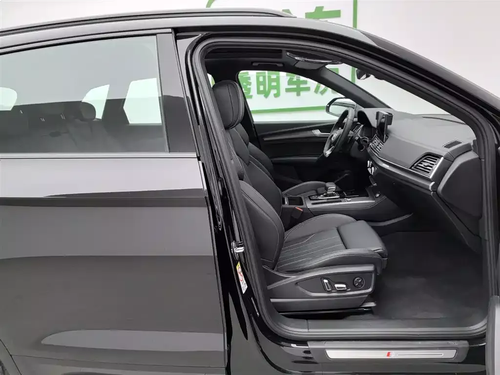 Audi Q5L 2025 45th Anniversary Edition 40 TFSI Dynamic Fashion фото 23
