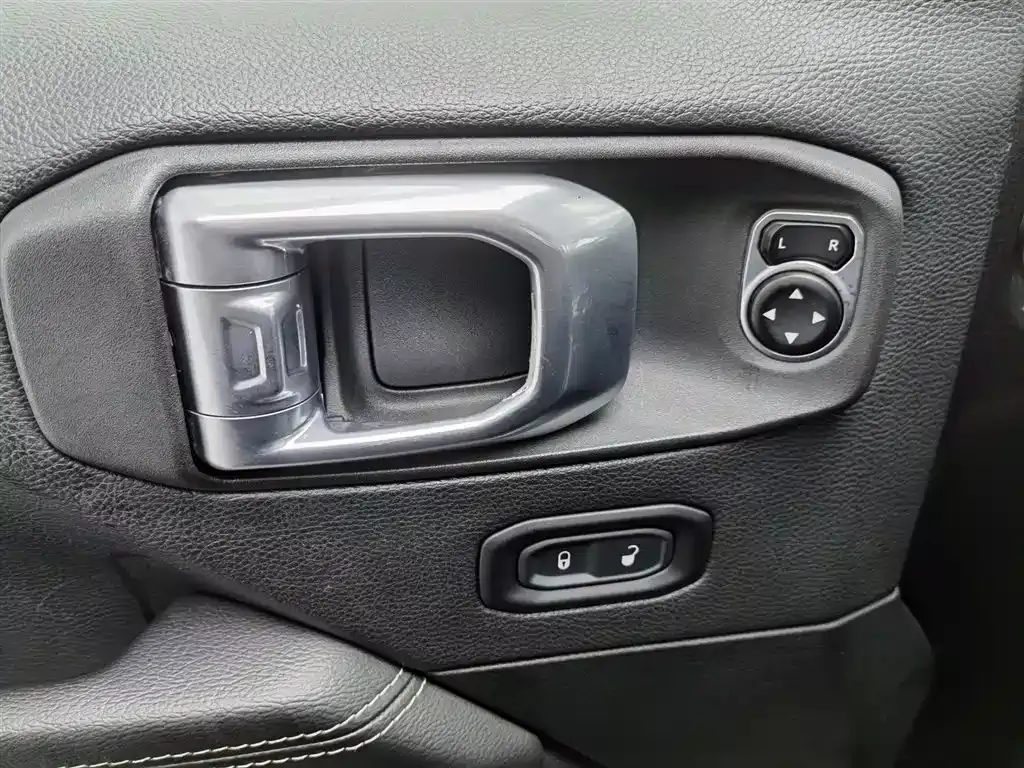 Jeep Wrangler 2019 2.0T Sahara 4-Door China VI фото 9