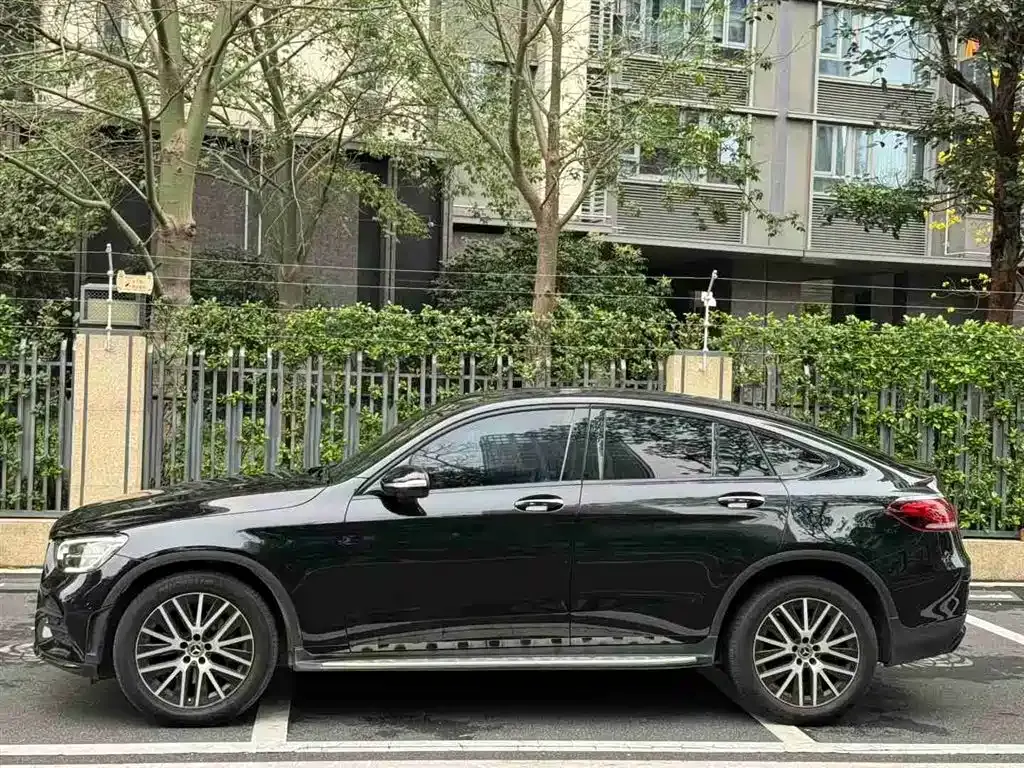 Mercedes-Benz GLC Coupe 2020 GLC 300 4MATIC Coupe SUV фото 2