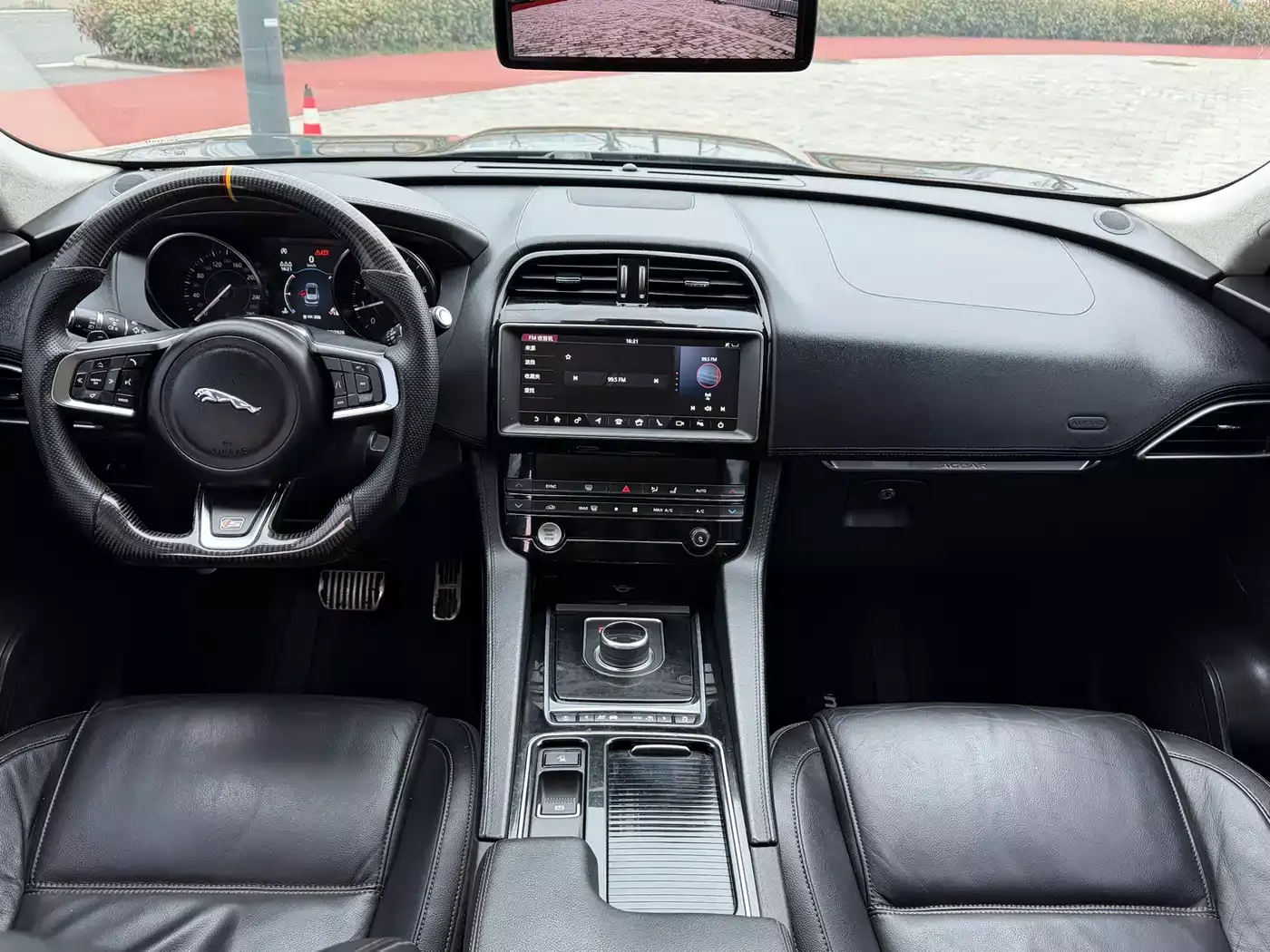 Jaguar F-PACE 2019 2.0T 4WD Urban Premium Edition фото 9