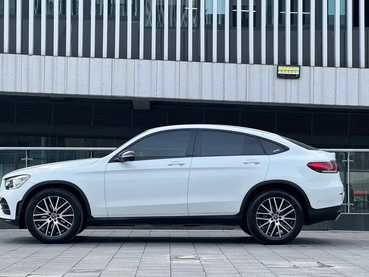 Mercedes-Benz GLC Coupe 2023 Model GLC 260 4MATIC Coupe SUV фото 4