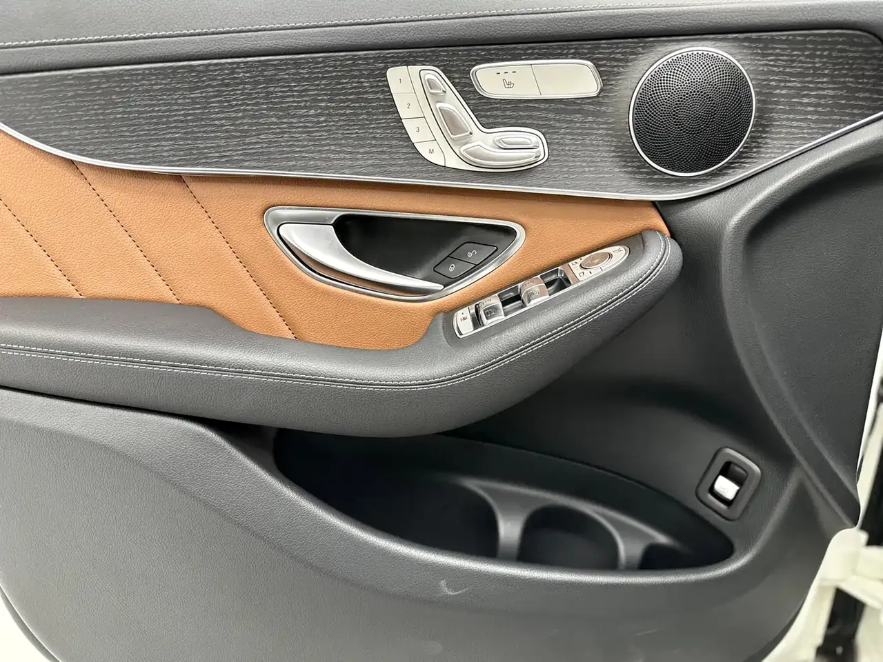 Mercedes-Benz GLC Coupe 2023 Model GLC 300 4MATIC Coupe SUV фото 7