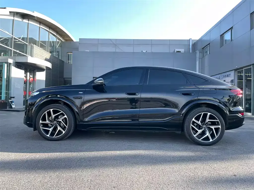 Audi Q6L Sportback e-tron 2025 Pioneer Navigation Edition фото 3