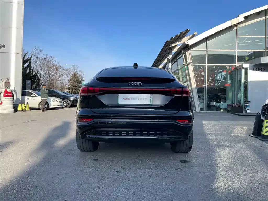 Audi Q6L Sportback e-tron 2025 Pioneer Navigation Edition фото 10