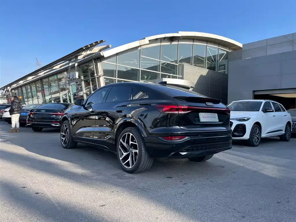 Audi Q6L Sportback e-tron 2025 Pioneer Navigation Edition фото 11