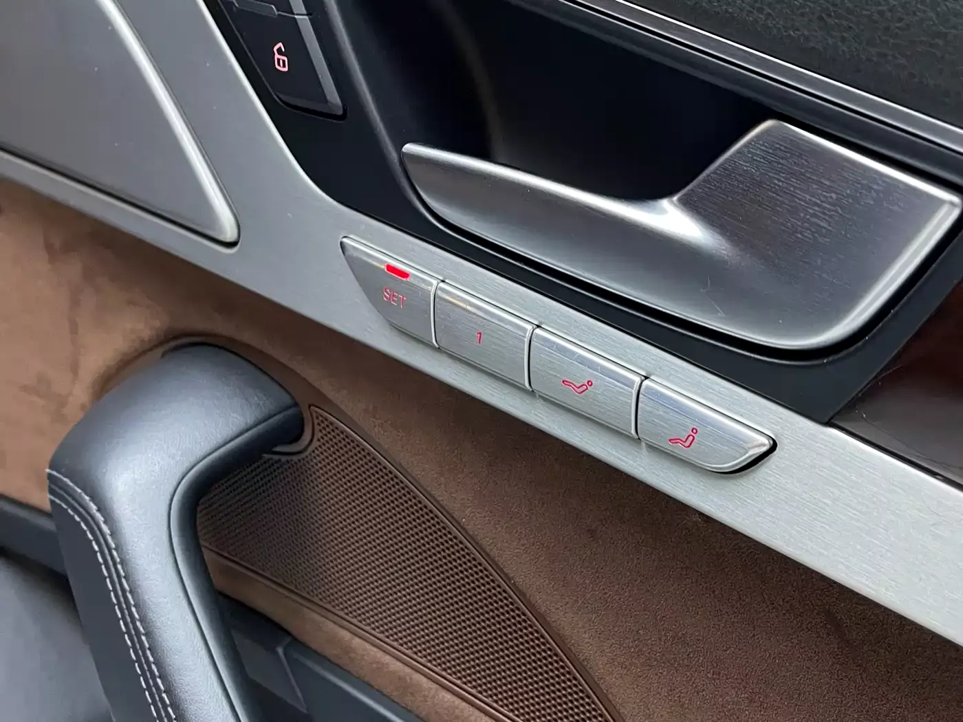 Audi A8 2012 A8L 6.3 FSI W12 quattro фото 12