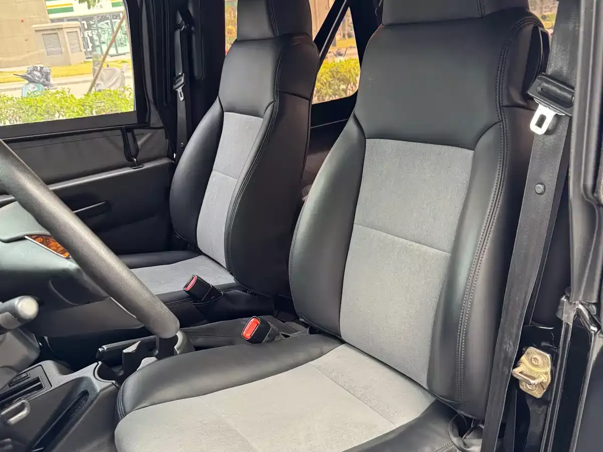 Jeep Wrangler 2005 4.0L Rubicon фото 13