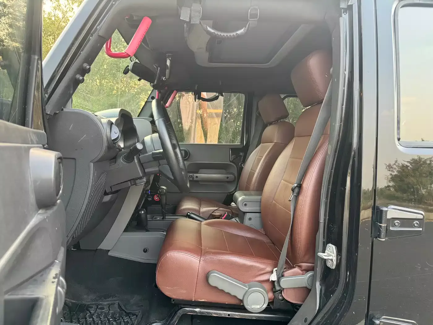 Jeep Wrangler 2010 3.8L Rubicon 4-Door фото 5