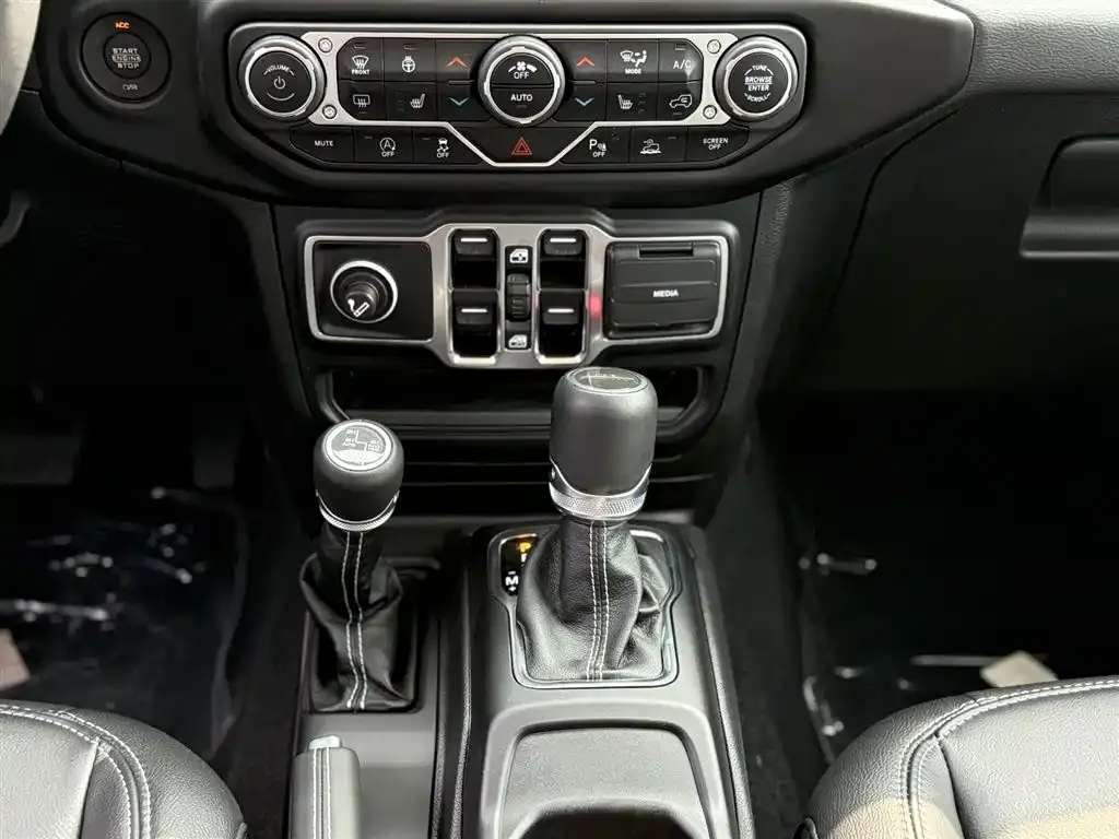 Jeep Gladiator 2023 3.6L Overland фото 16