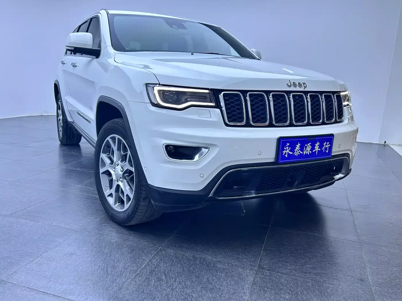 Jeep Grand Cherokee (Import) 2021 3.0L 80th Anniversary Edition фото 3