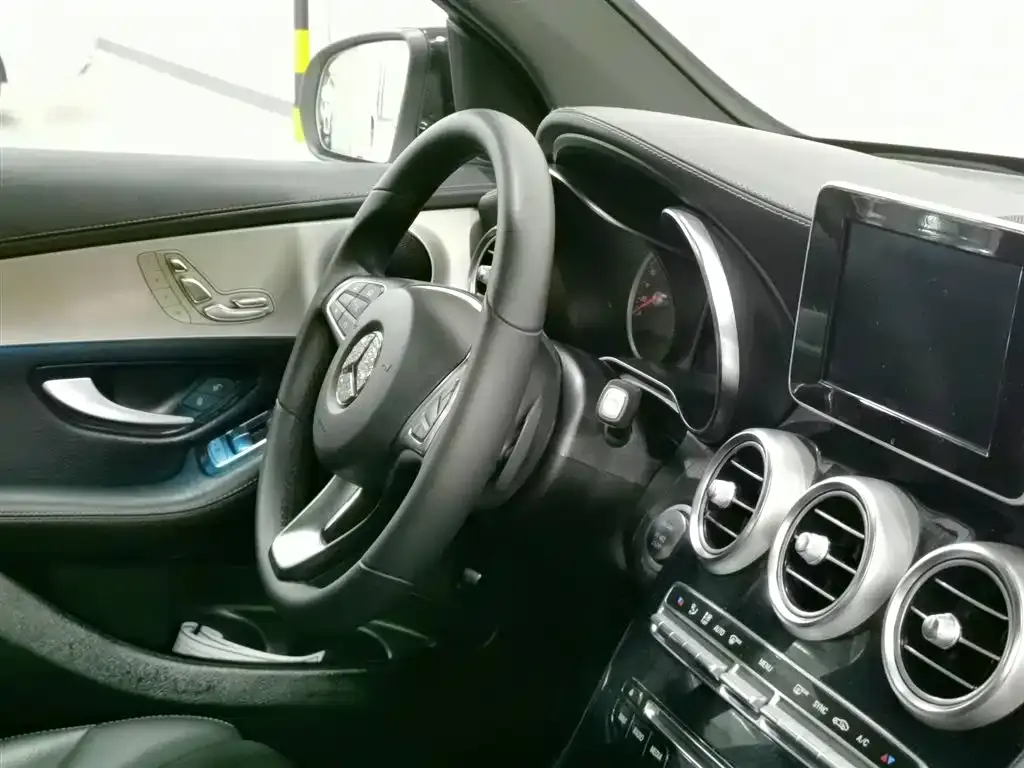 Mercedes-Benz GLC Coupe 2019 Facelift GLC 200 4MATIC Coupe SUV фото 22