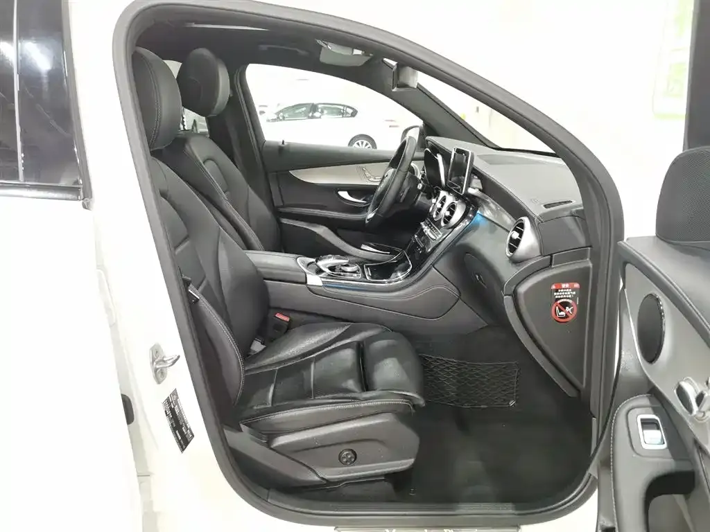 Mercedes-Benz GLC Coupe 2019 Facelift GLC 200 4MATIC Coupe SUV фото 23