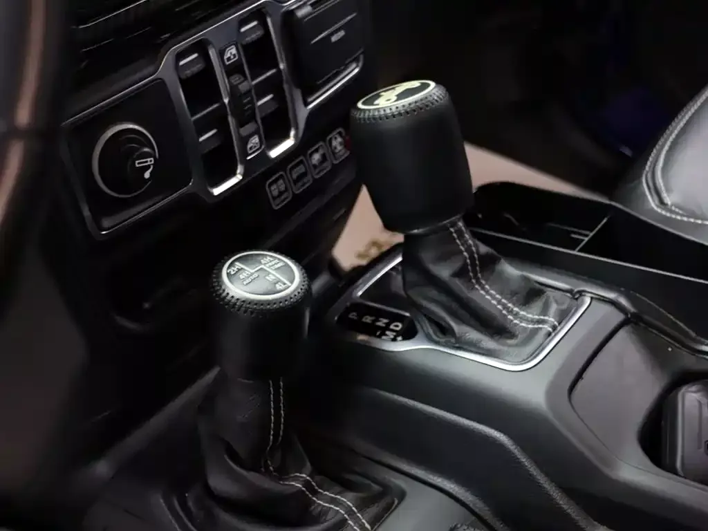 Jeep Wrangler 2021 2.0T Sahara Four-Door фото 9
