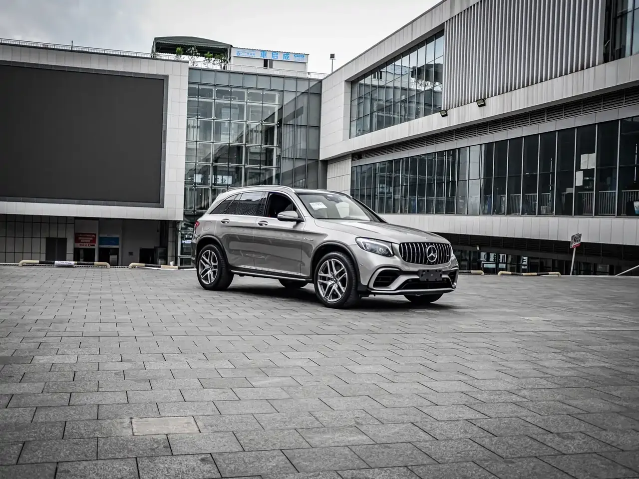Mercedes-Benz GLC AMG 2018 AMG GLC 63 4MATIC+ фото 2
