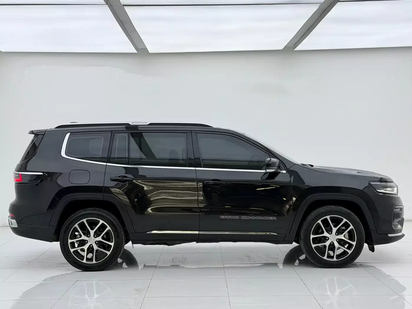 Jeep Grand Commander 2022 2.0T AWD Luxury Edition фото 4