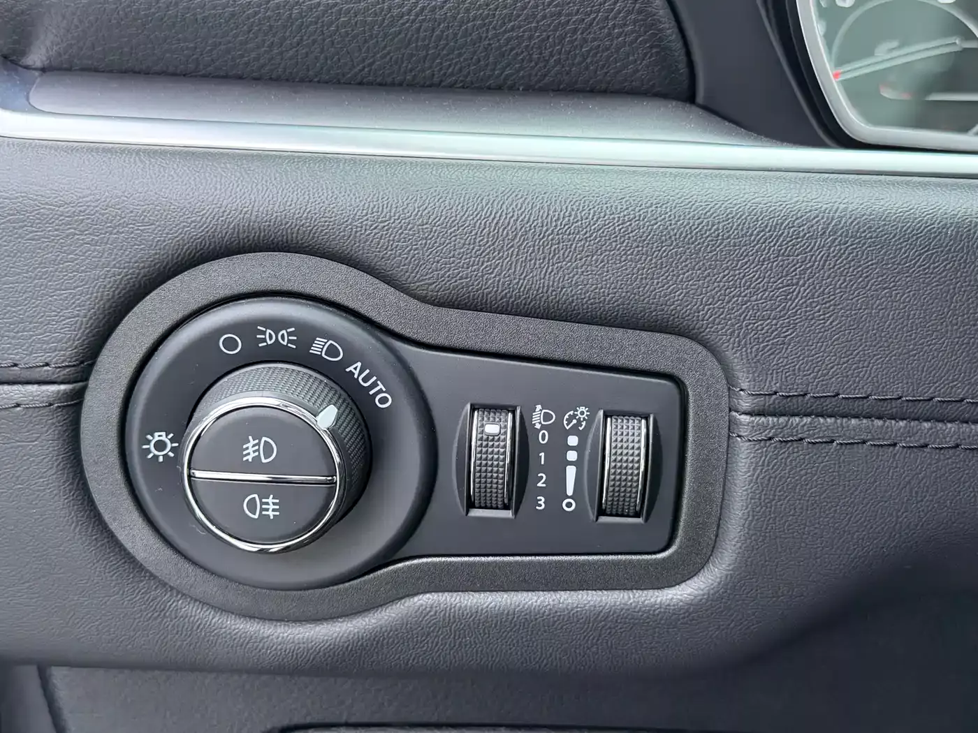 Jeep Grand Commander 2022 2.0T AWD Luxury Edition фото 14