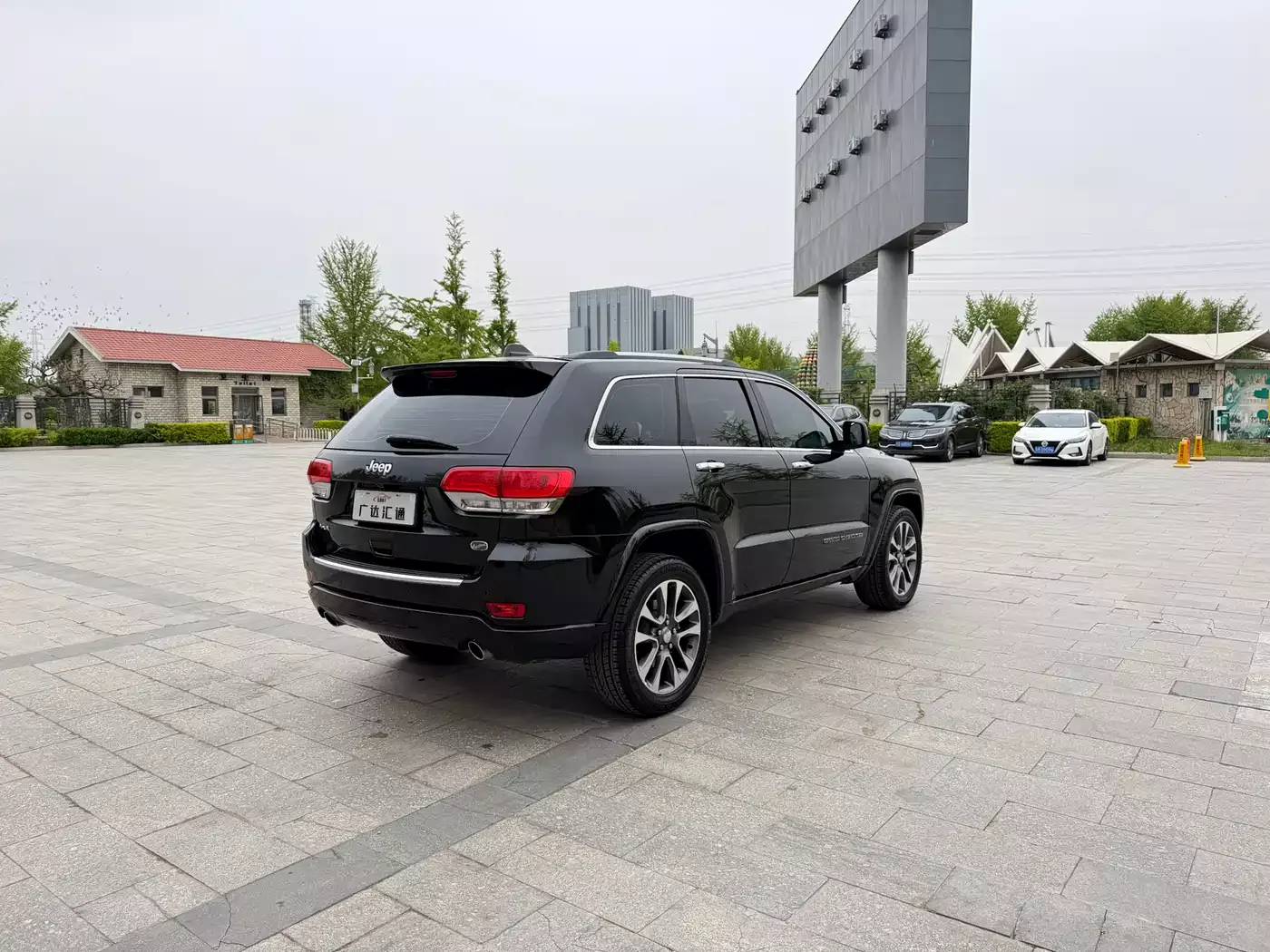 Jeep Grand Cherokee (Import) 2019 3.6L Luxury Navigation фото 4