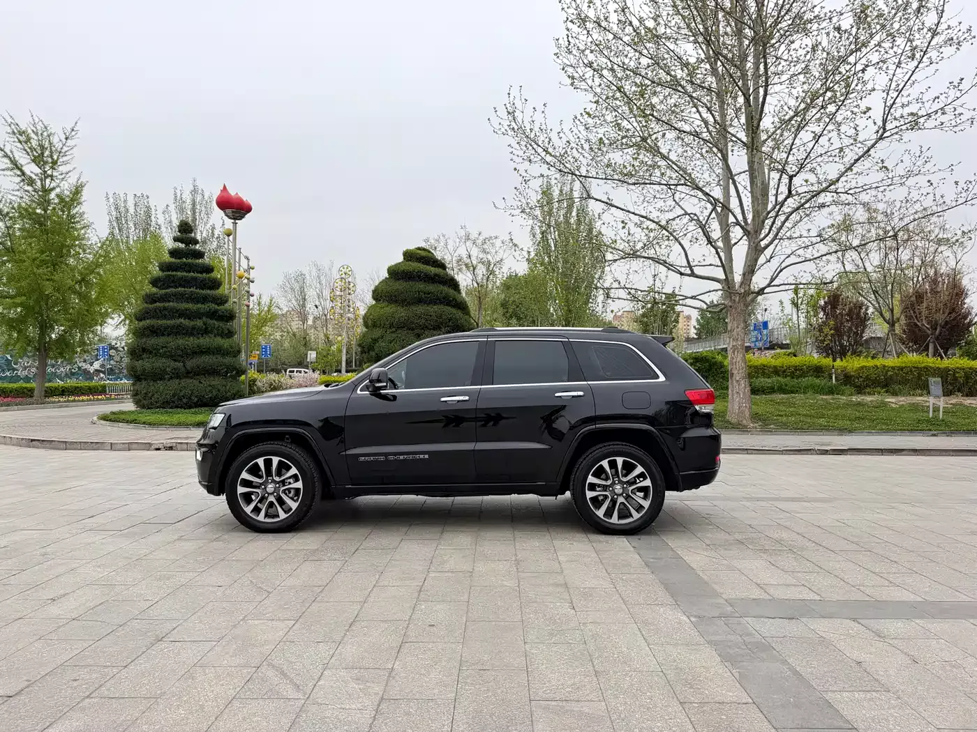 Jeep Grand Cherokee (Import) 2019 3.6L Luxury Navigation фото 7