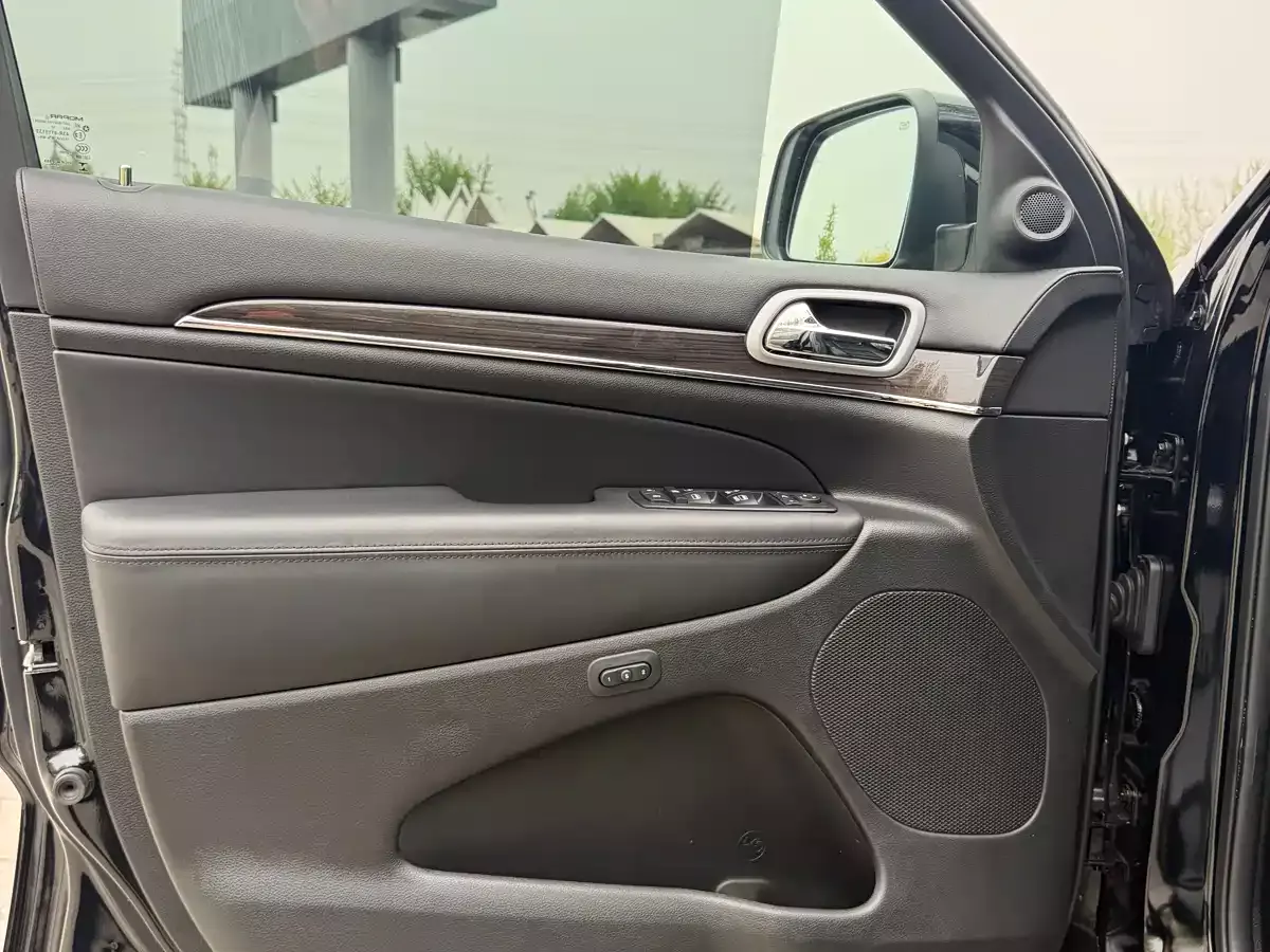 Jeep Grand Cherokee (Import) 2019 3.6L Luxury Navigation фото 15