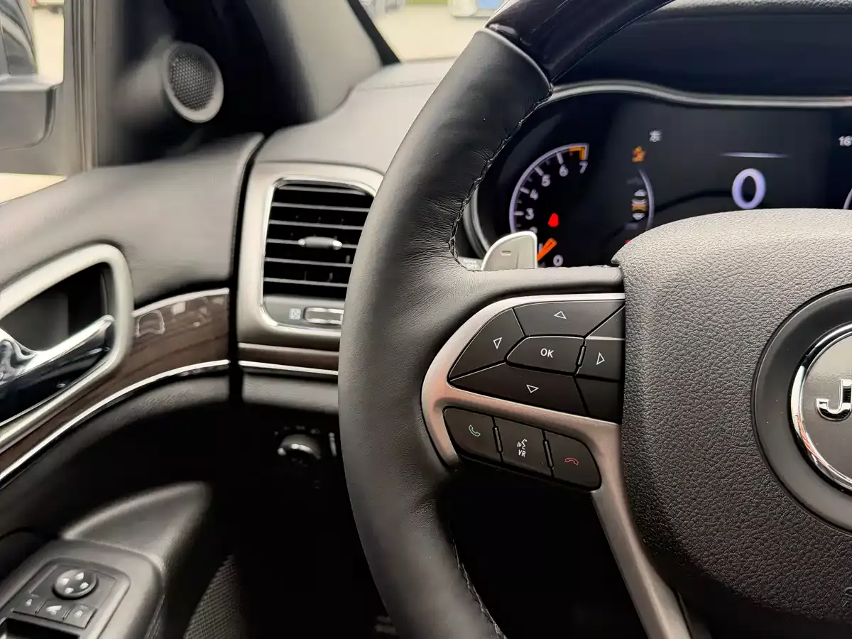Jeep Grand Cherokee (Import) 2019 3.6L Luxury Navigation фото 22