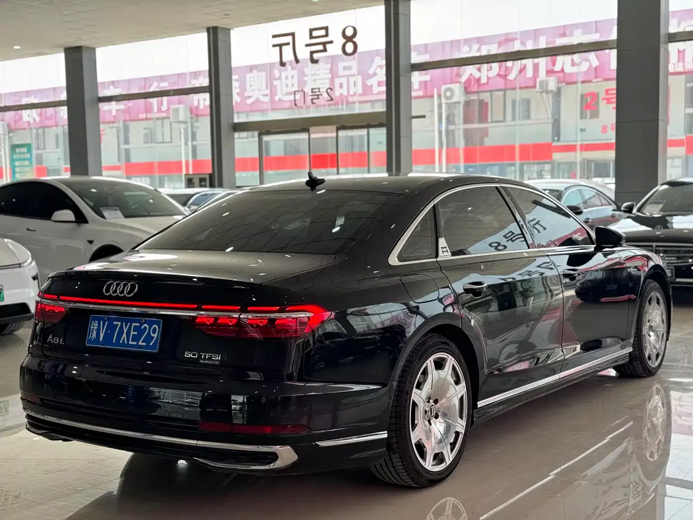 Audi A8 2023 A8L 50 TFSI quattro Exclusive фото 4