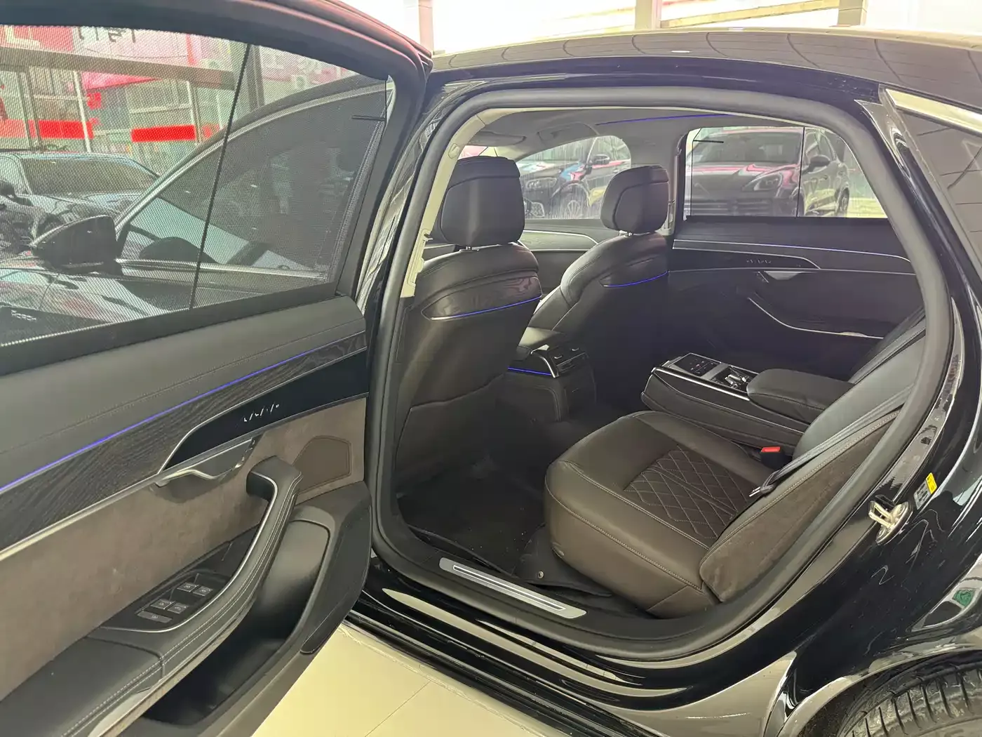 Audi A8 2023 A8L 50 TFSI quattro Exclusive фото 12