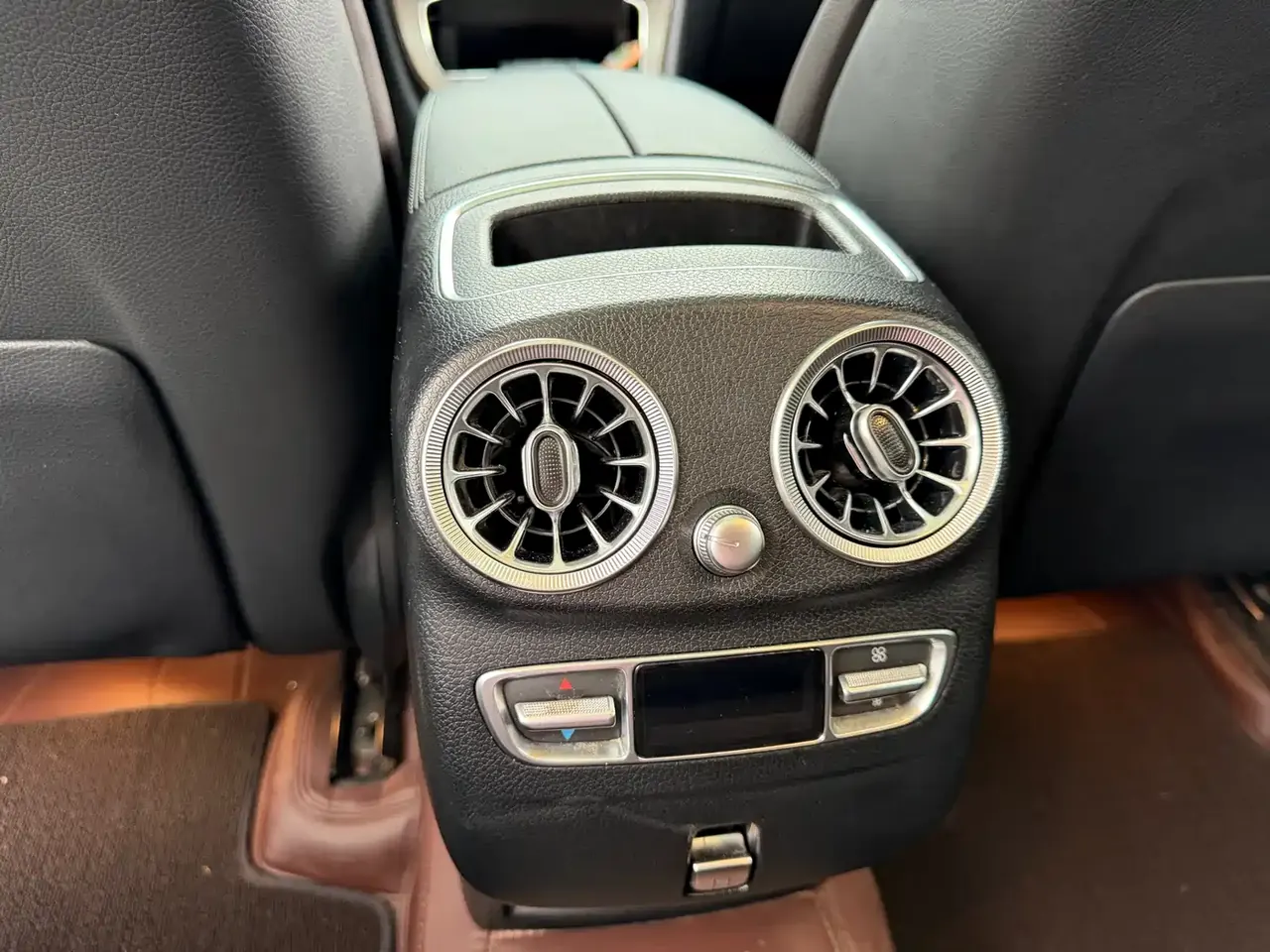 Mercedes-Benz GLC 2023 GLC 300 L 4MATIC Sport 5-Seater фото 9